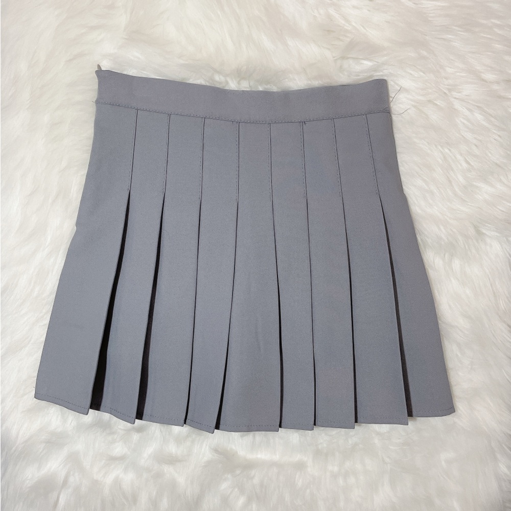 Grey pleated skirt